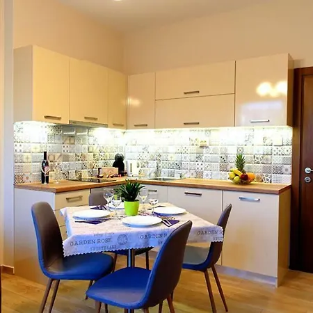 Iris Apartment *