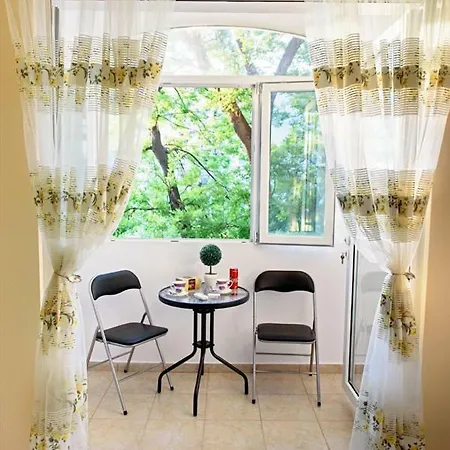 Iris Apartment *